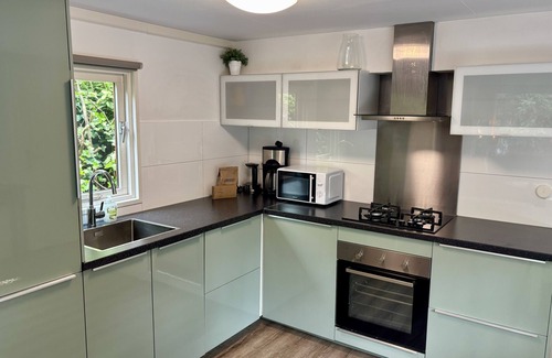 Municipality of Harderwijk House | Experience an unforgettable holiday in our cozy Cozy Lodges, perfect for 4 persons! These detached accommodations of approximately 60m² offer plenty of space and comfort, situated on a beautiful plot in the heart of the Veluwe nature.