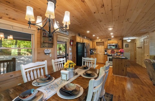 Ridges Over the Lake Cabin | Experience breathtaking mountain views at Sunset Ridge Aska