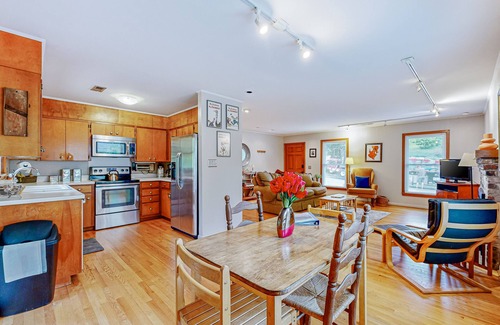 Lake Junaluska House | Experience "Sunny Retreat" in Lake Junaluska - Cozy Sunroom, Pool, Trails, More