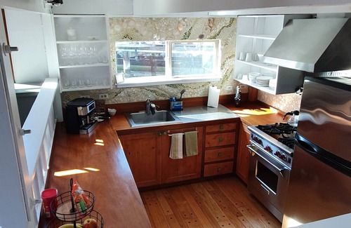 Bay Area Boat Rental | Experience the unique floating home community of Sausalito!