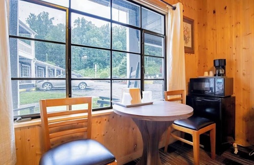 Cherokee Hotel | Explore Great Smoky Mountains from Your Private Base Room With River Access