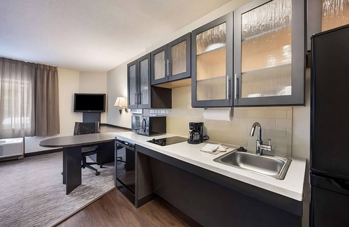 Burlington Resort | Explore North Shore from Boston! Kitchen, Pets Allowed, Near Burlington Mall!