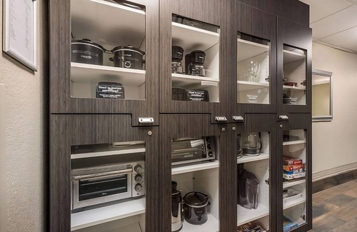 Burlington Resort | Explore North Shore from Boston! Kitchen, Pets Allowed, Near Burlington Mall!