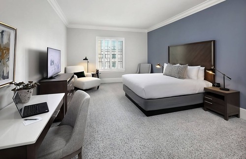 Winters Hotel | Explore Onsite Art Gallery, Roomy 1BR Unit, Few Minutes’ Walk to Blue Oak Park