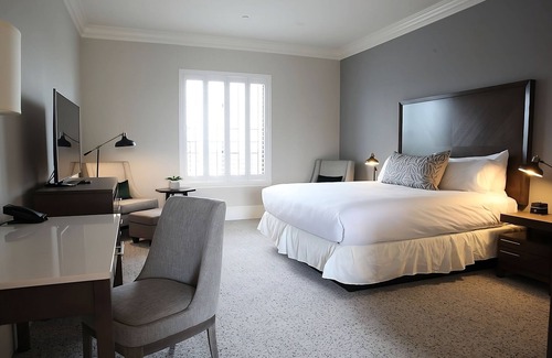 Winters Hotel | Explore Onsite Art Gallery, Roomy 1BR Unit, Few Minutes’ Walk to Blue Oak Park