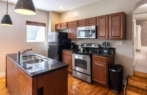 Pendleton House | Explore OTR and Downtown from a Parkside Condo