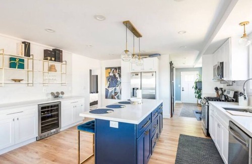 Oakland House | Exquisite 3-bedroom home with hot tub & firepit