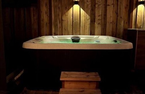 Oakland House | Exquisite 3-bedroom home with hot tub & firepit