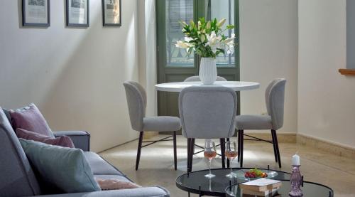 Thissio Villa | Exquisite Athens Villa 1 Bedroom Villa Izuru Acropolis View Platia Agion Asomaton