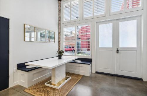 Arts/Warehouse District Apartment | Exquisite Flat in Arts District