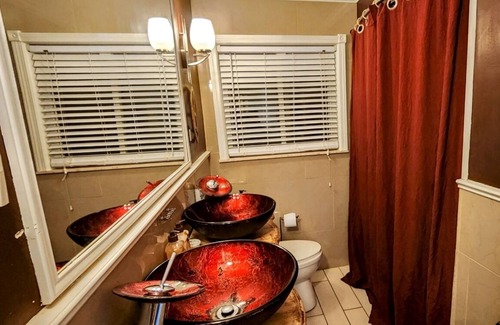 Westland House | Exquisite Home with unique decor and furnishing -10 mins from airport