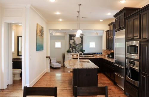 Boulevard Oaks House | Exquisite Luxury Retreat with Stunning Views