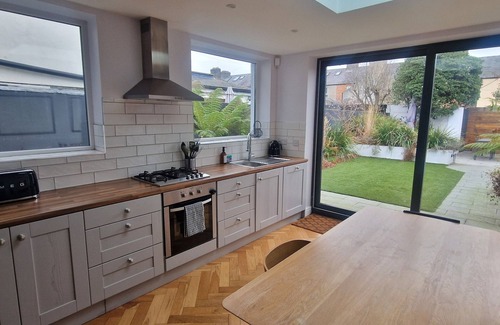 Phibsborough Apartment | Extended 3BD SplitLevel Cottage in Popular Village