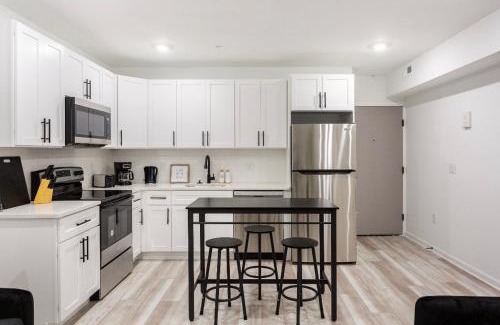 Belmont Apartment | Extravagant 3 Bedroom Near art Museum