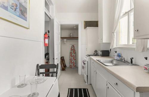 Esplanade Ridge Apartment | Fab Studio on Tree-Lined Street w City Bikes