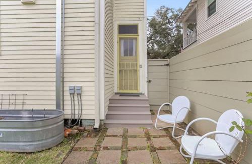 Esplanade Ridge Apartment | Fab Studio on Tree-Lined Street w City Bikes
