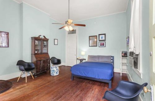 Esplanade Ridge Apartment | Fab Studio on Tree-Lined Street w City Bikes