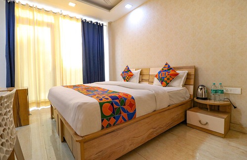 Sector 40 Hotel | Fabhotel The Royal Oak