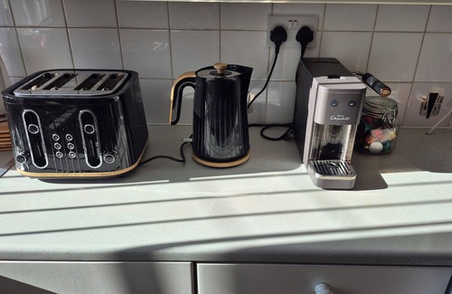 Carnlough Apartment | Fabulolous 1-bedroom apartment in quaint Carnlough with 3 minute walk to beach.