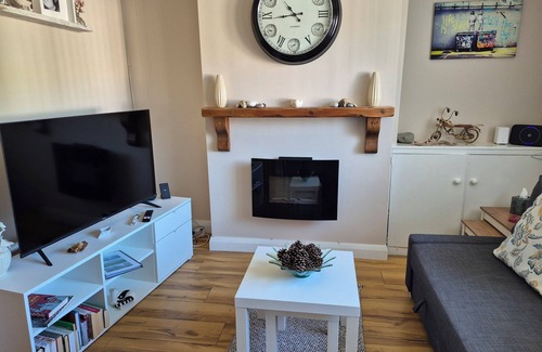 Carnlough Apartment | Fabulolous 1-bedroom apartment in quaint Carnlough with 3 minute walk to beach.