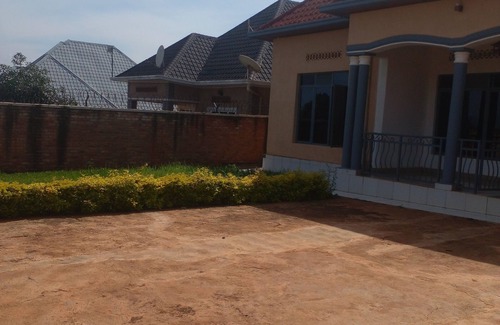 Rwamagana House | Fabulous 3-bedroom house in Kigali. Family-friendly serene home away from home.