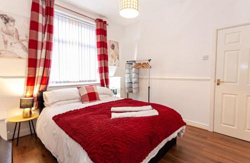 Burslem House | Fabulous Stay - 4 Bedroom House, sleeps 9, ideal for Business and Contractors, Free parking