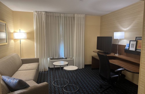 Chesterfield Hotel | Fairfield Inn & Suites by Marriott Detroit Chesterfield