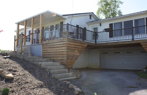 Abingdon House | FairOaks Place Sleeps 6 King, Queen with foldout couch near Barter & Va Creeper