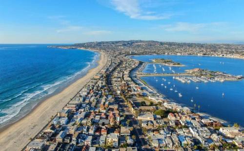 Hillcrest House | Falcon Chic Escape - Hot Tub - Modern - Proximity