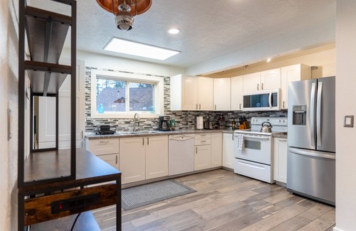 Marmot House | Fall family fun near Mt Hood with a hot tub! Hike! Bike! Ski!