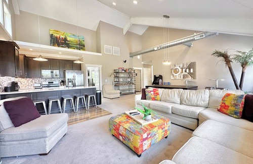 Cedar Bluff House | Fall Getaway at the UPPER level of Your Big Lake House-Hot tub, Kayaks, Fire Pit