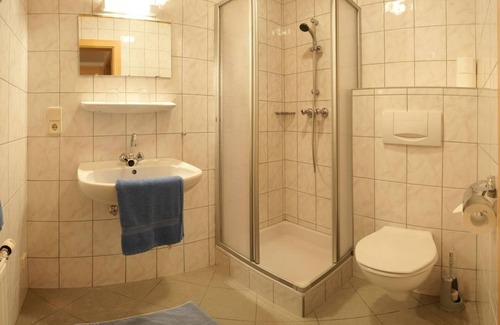 Flattach Bed & Breakfast | Familienzimmer, Dusche, WC, Waldseitig - Gasthof-pension Innerfraganter Wirt