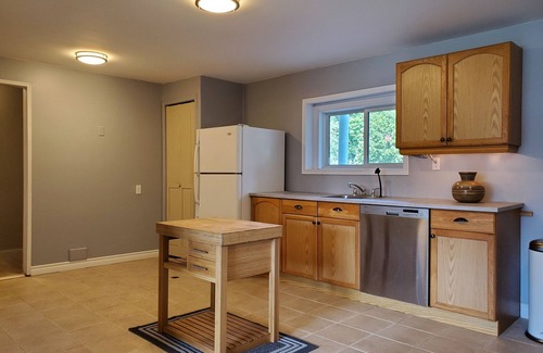 South Pandosy House | Family and pet friendly suite 5 minute walk to the lake