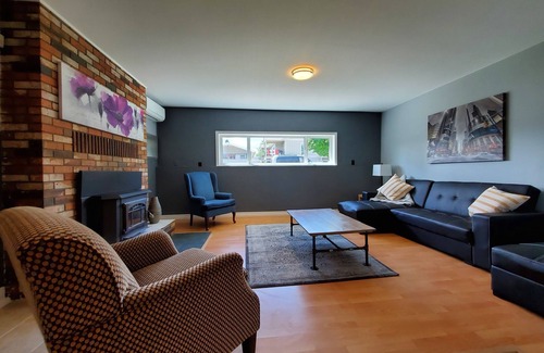 South Pandosy House | Family and pet friendly suite 5 minute walk to the lake