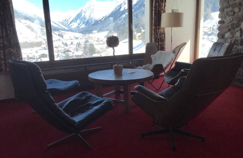 Klosters-Serneus Ski Chalet | Family Chalet in a Breathtaking Setting in Klosters w Fireplace & Internet