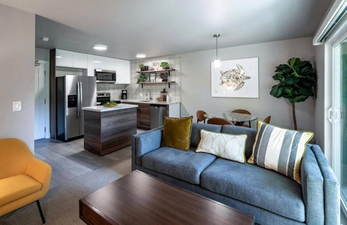 East San Mateo Condo | Family-Friendly 2BR Condo in City South with Pool
