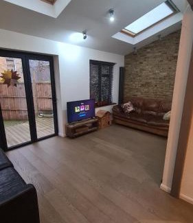 Islington House | Family Friendly 3 Bedroom Home in Islington