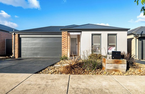 Grovedale House | Family-Friendly 4BR Mount Duneed Manor