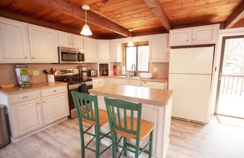 Thornhurst Ski Chalet | Family Friendly 4-BR Pocono Hideaway 1st Floor Bedroom, Fire Pit, Pet-Friendly