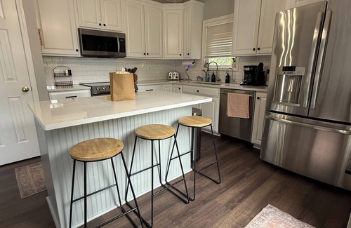 Troutville House | Family-Friendly 4 BR w.King Bed, EV Charger + Peloton + Mountain Views