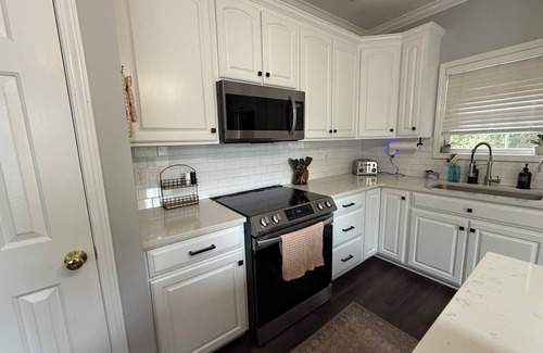 Troutville House | Family-Friendly 4 BR w.King Bed, EV Charger + Peloton + Mountain Views
