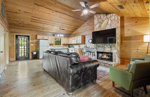 Gadsden Cabin | Family Friendly Cabin a short walk away from Noccalula Falls