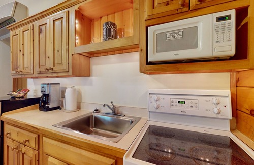 Northport Cabin | Family-friendly cabin with fireplace, kitchen, hiking & plenty of fun