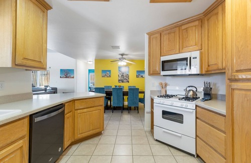 Joshua Tree House | 🌵Family Friendly Colorful Cactus w/Hot Tub, BBQ, Fire Pit 🌵