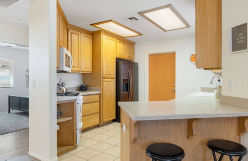 Joshua Tree House | 🌵Family Friendly Colorful Cactus w/Hot Tub, BBQ, Fire Pit 🌵