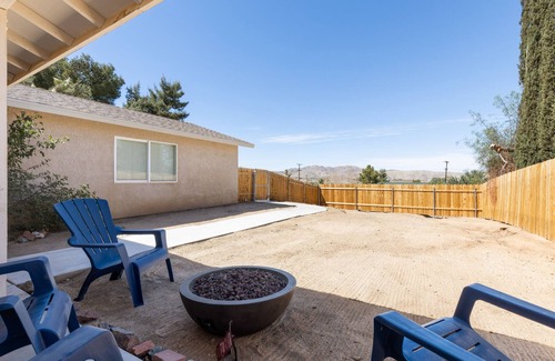Joshua Tree House | 🌵Family Friendly Colorful Cactus w/Hot Tub, BBQ, Fire Pit 🌵