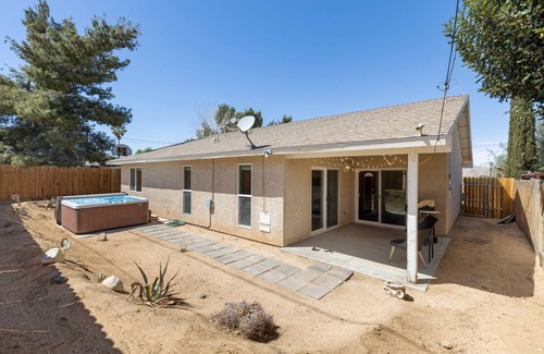 Joshua Tree House | 🌵Family Friendly Colorful Cactus w/Hot Tub, BBQ, Fire Pit 🌵