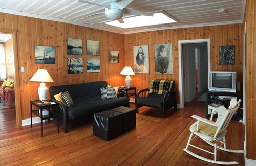 Georgina Cottage | Family-Friendly Cottage on Lake Simcoe with Private Shared Beach Access