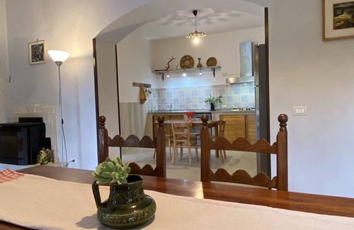 Galtelli Apartment | Family-friendly holiday home nestled in nature with a garden, near the sea