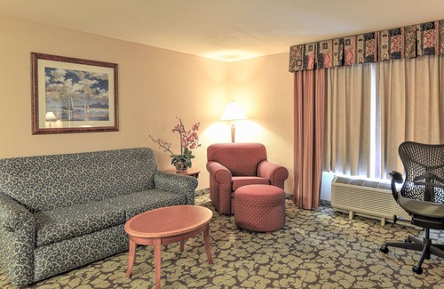 Chinatown Hotel | Family-Friendly Room with Pool Close to The Galleria and Meyerland Park